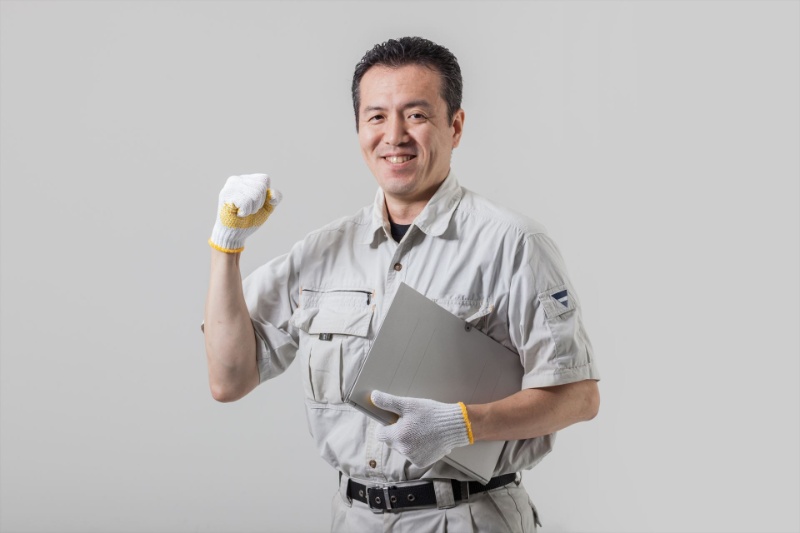 ポーズを決める作業服の男性